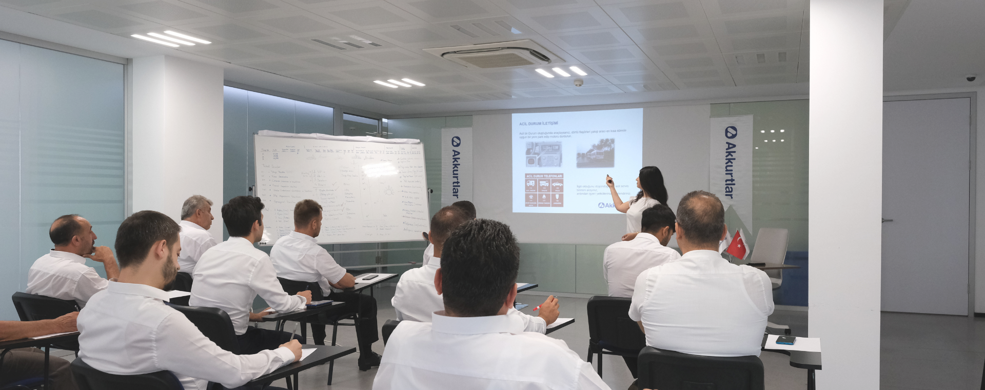 Sürücülerimizi düzenli eğitim programlarıyla geliştiriyor, güvenli sürüş ve iletişim standartlarımızı en üst seviyede tutuyoruz.